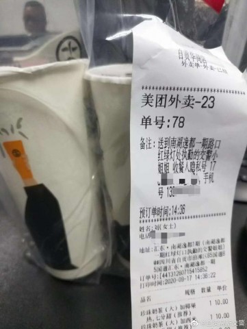 暖心！可爱群众给自贡交警送奶茶 ~奶茶甜 心更甜-2.jpg