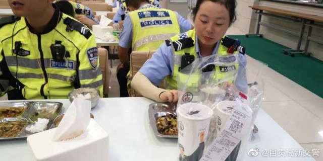 暖心！可爱群众给自贡交警送奶茶 ~奶茶甜 心更甜-1.jpg