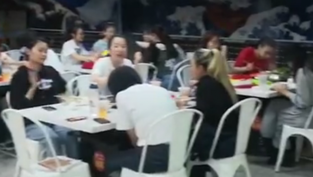 四川一高校食堂开火锅窗口：人均三四十吃到饱-1.jpg