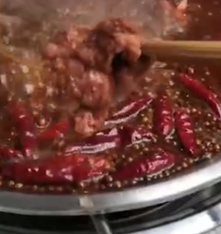 四川一高校食堂开火锅窗口：人均三四十吃到饱-2.jpg