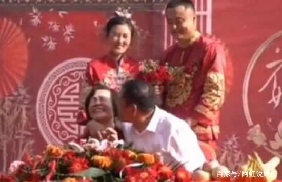 到底谁结婚？公公在儿子婚礼上连亲婆婆5口，婆婆脸都变形了！-1.jpg
