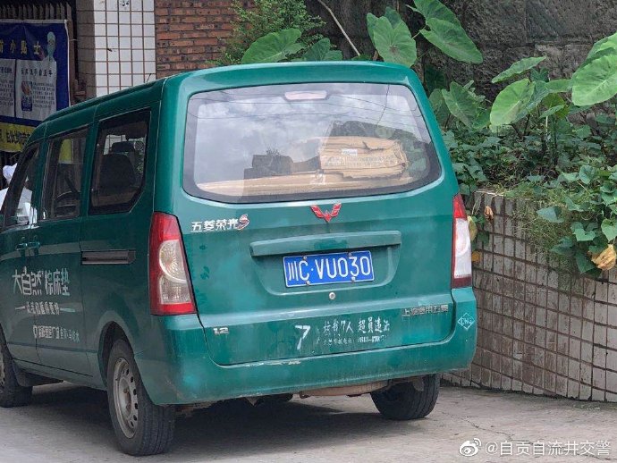 开展清理消防通道违停车辆专项整治行动，确保“生命通道”畅通无阻。-1.jpg