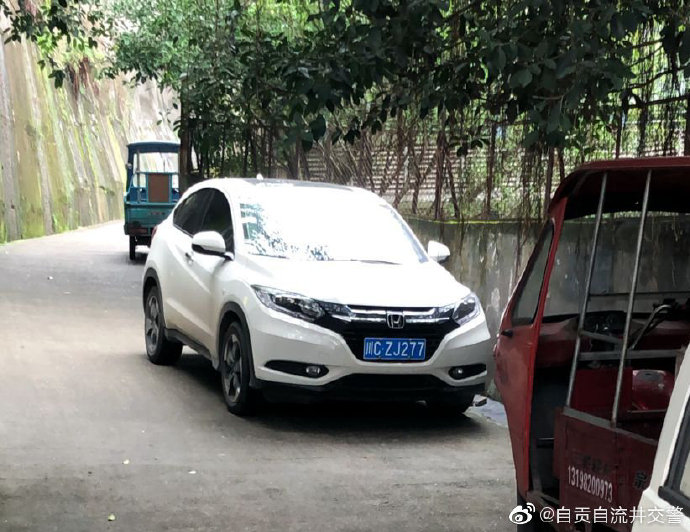 开展清理消防通道违停车辆专项整治行动，确保“生命通道”畅通无阻。-5.jpg