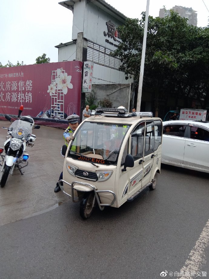 车辆乱停乱放？ 交警蜀黍淡定“上场”-3.jpg