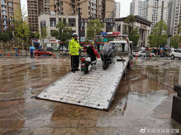 车辆乱停乱放？ 交警蜀黍淡定“上场”-4.jpg
