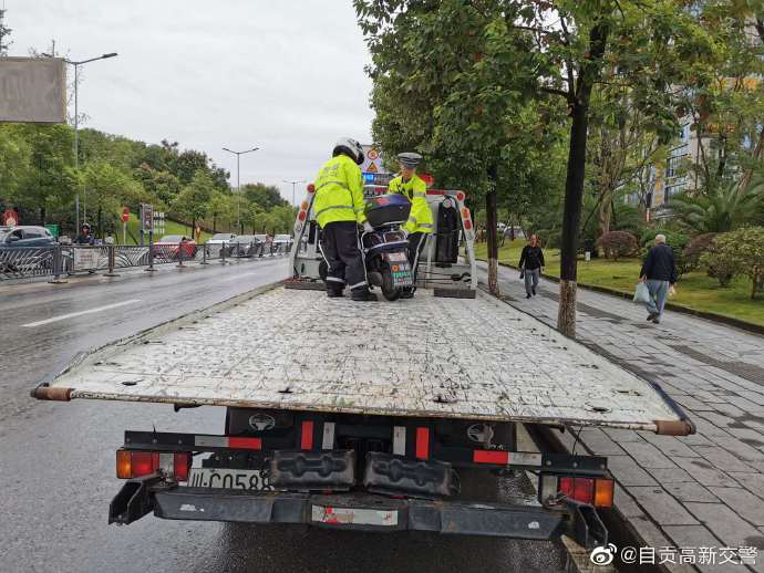 车辆乱停乱放？ 交警蜀黍淡定“上场”-5.jpg