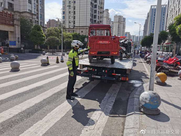 车辆乱停乱放？ 交警蜀黍淡定“上场”-6.jpg