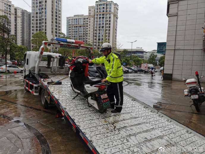 车辆乱停乱放？ 交警蜀黍淡定“上场”-7.jpg