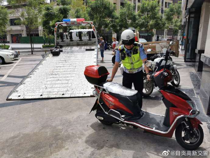 车辆乱停乱放？ 交警蜀黍淡定“上场”-8.jpg