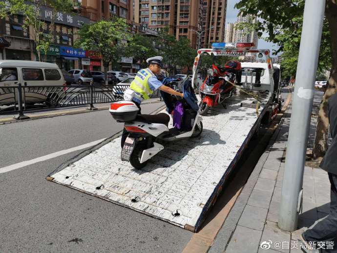 车辆乱停乱放？ 交警蜀黍淡定“上场”-9.jpg