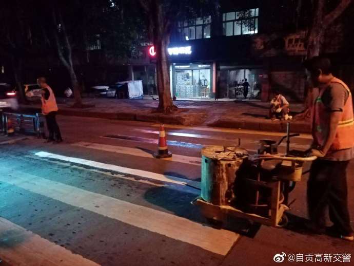 【交警蜀黍不怕忙 夜晚依旧在线！】-2.jpg