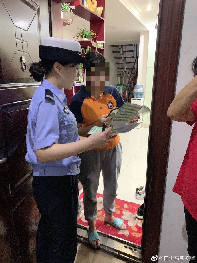 【交警蜀黍不怕忙 夜晚依旧在线！】-3.jpg