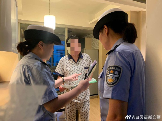 【交警蜀黍不怕忙 夜晚依旧在线！】-4.jpg
