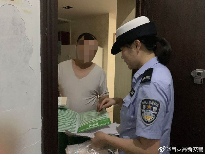 【交警蜀黍不怕忙 夜晚依旧在线！】-5.jpg
