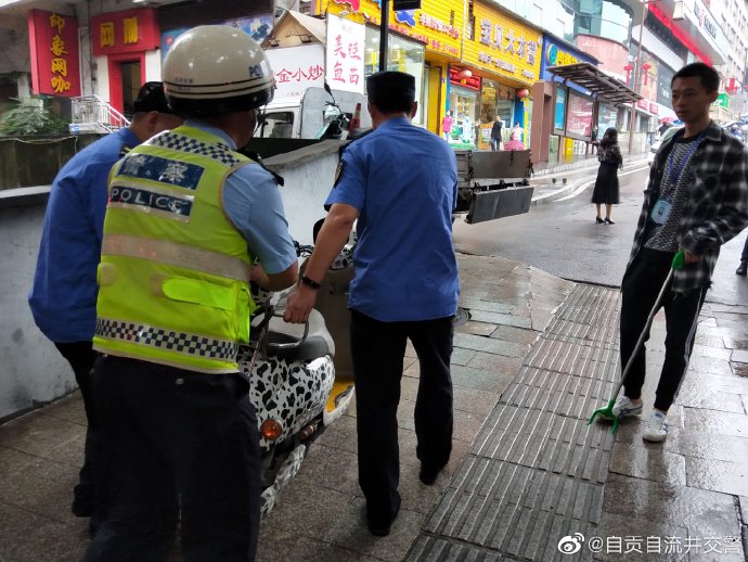 自贡交警大队会同城管部门联合开展车辆乱停、占道经营等整治工作，-1.jpg