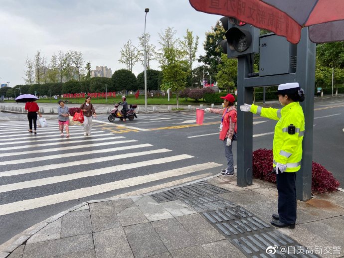 【交警蜀黍路口劝导行人规范过马路】-1.jpg