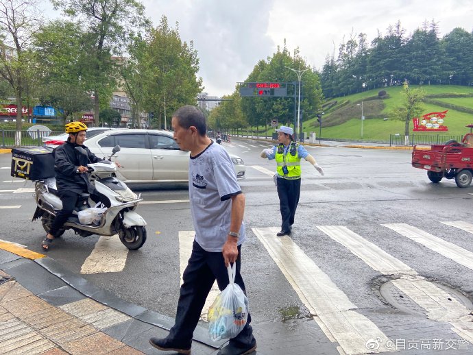 【交警蜀黍路口劝导行人规范过马路】-3.jpg