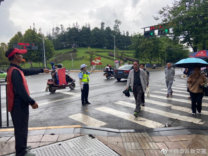 【交警蜀黍路口劝导行人规范过马路】-2.jpg