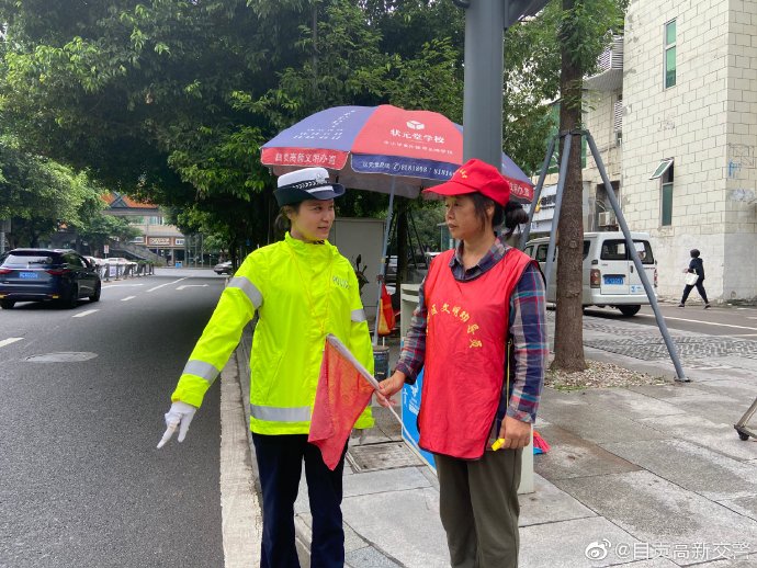 【交警蜀黍路口劝导行人规范过马路】-4.jpg