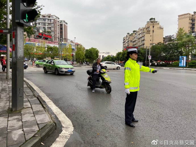 【交警蜀黍路口劝导行人规范过马路】-5.jpg