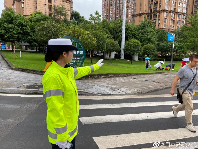 【交警蜀黍路口劝导行人规范过马路】-6.jpg