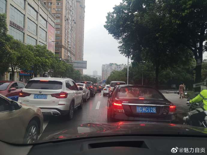 自贡的星期一就没有不堵的-1.jpg