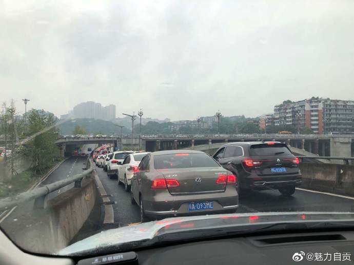 自贡的星期一就没有不堵的-3.jpg