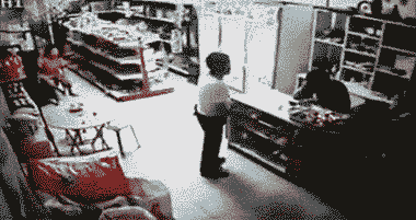14岁男孩被母亲掌掴后跳楼身亡！过程毫不犹豫！看得好心疼啊！-4.gif