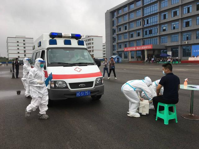 自贡举行应对秋冬季新冠肺炎疫情应急大演练 模拟企业职工在岗突发疫情-1.jpg