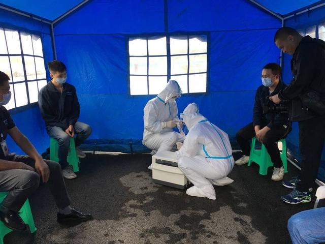 自贡举行应对秋冬季新冠肺炎疫情应急大演练 模拟企业职工在岗突发疫情-2.jpg