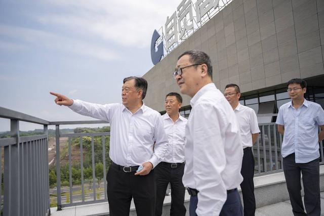 干勇院士到自贡高新区考察“西南新锐先进材料研究院”-3.jpg