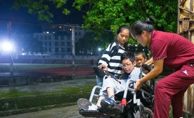 自贡贡井15岁“渐冻症”少年求学记：满地荆棘一路爱-2.jpg