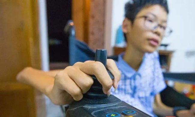 自贡贡井15岁“渐冻症”少年求学记：满地荆棘一路爱-6.jpg