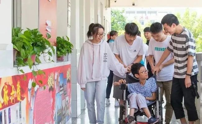 自贡贡井15岁“渐冻症”少年求学记：满地荆棘一路爱-4.jpg