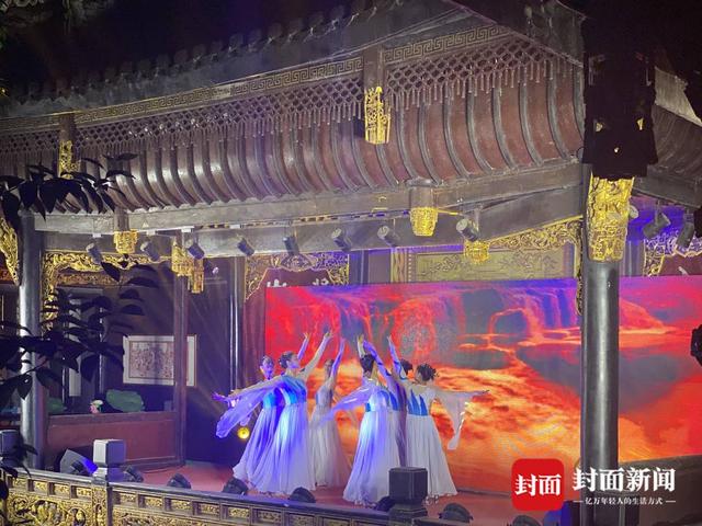四川万人赏月诵中秋，自贡陈家祠堂意更浓-6.jpg