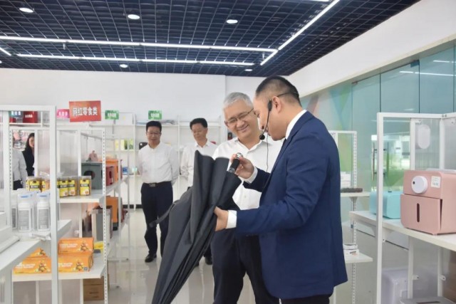 自贡市委常委、副市长王磊调研自贡市电商直播示范基地-3.jpg
