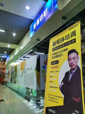 自贡市委常委、副市长王磊调研自贡市电商直播示范基地-4.jpg