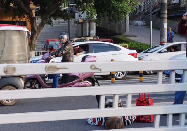 突发丨马吃水一男子疑似在斑马线上撞到行人，导致行人倒地不起-1.jpg