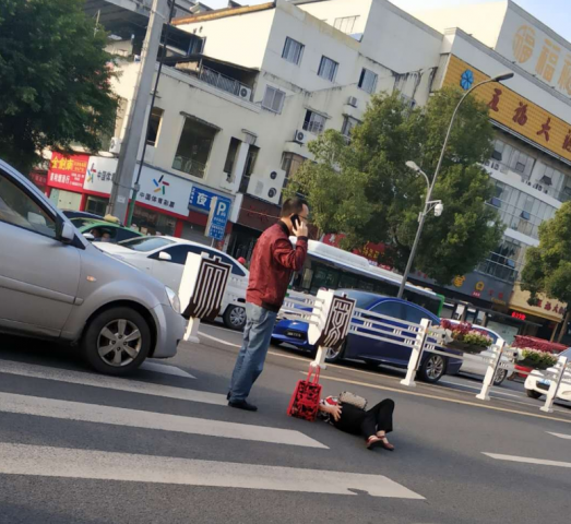 突发丨马吃水一男子疑似在斑马线上撞到行人，导致行人倒地不起-2.jpg