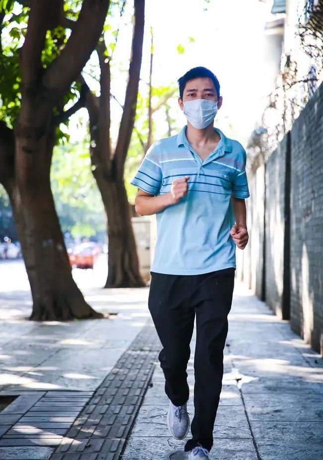 自贡小女孩每天跟着爸爸跑五公里，为给患病的哥哥骨髓配型-7.jpg