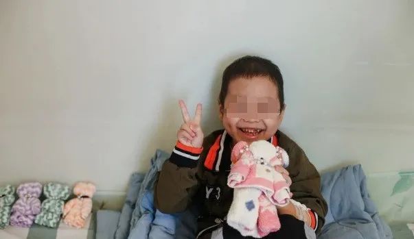 自贡小女孩每天跟着爸爸跑五公里，为给患病的哥哥骨髓配型-8.jpg