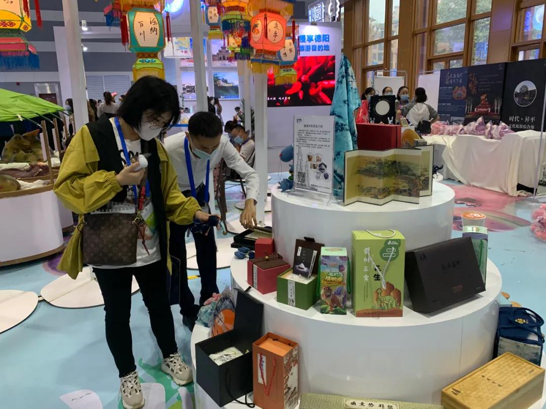 自贡馆亮相旅博会 恐龙主题再成网红打卡点-2.jpeg
