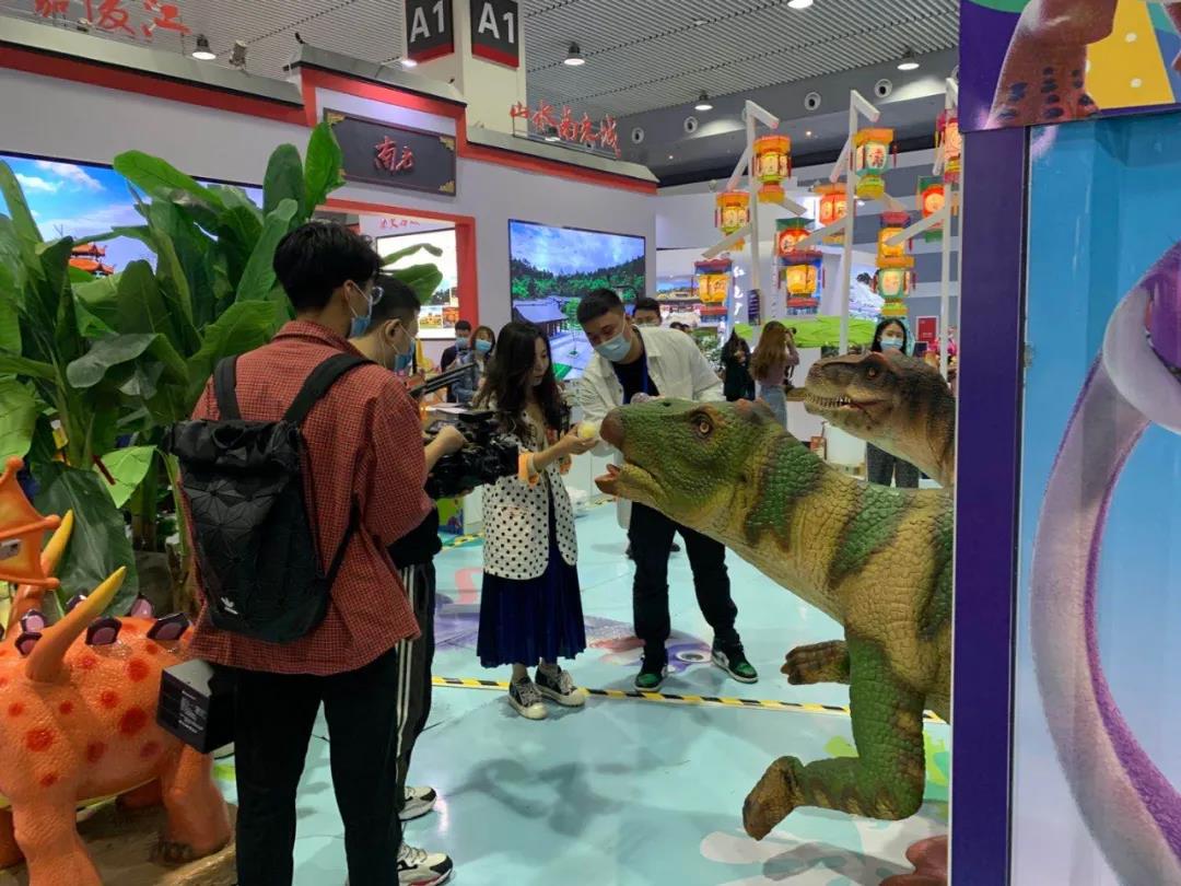 自贡馆亮相旅博会 恐龙主题再成网红打卡点-5.jpeg