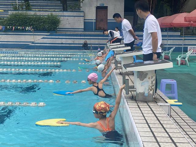 172名运动小将竞技 四川自贡2020年中小学生（幼儿）游泳锦标赛开赛-1.jpg