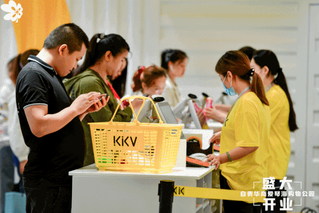 自贡华商爱琴海购物公园盛大开业 单日36.4万人次刷新多项客流记录-9.gif