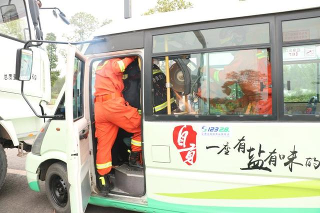 自贡市沿滩区公安交警大队组织开展“四位一体”联动型交通事故应急救援演练-2.jpg