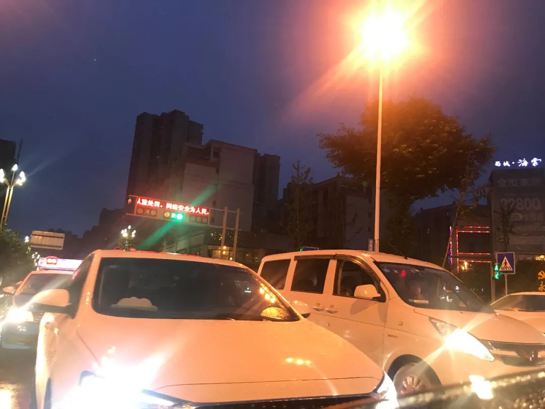 堵堵堵堵！富顺昨天多地堵成“长龙”，原因找到了！请转发扩散！-3.jpg
