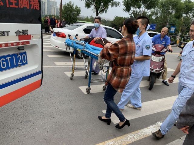 突发丨自贡一小轿车开上人行道了，把行人撞到了！-1.jpg