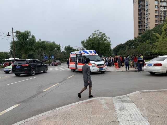 突发丨自贡一小轿车开上人行道了，把行人撞到了！-3.jpg