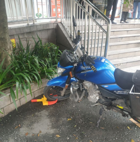 自贡一外卖小哥到医院送餐，结果出来车被锁了-1.jpg